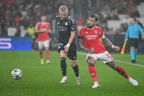Lizbon, Portekiz. 28 Ocak 2026. SL Benfica 'nın Nicolas Otamendi defansı Real Madrid' e karşı Real Madrid maçında Franco Mastantuono 'ya karşı Lizbon' da Estadio da Luz 'da oynanan UEFA Şampiyonlar Ligi maçında mücadele etti..