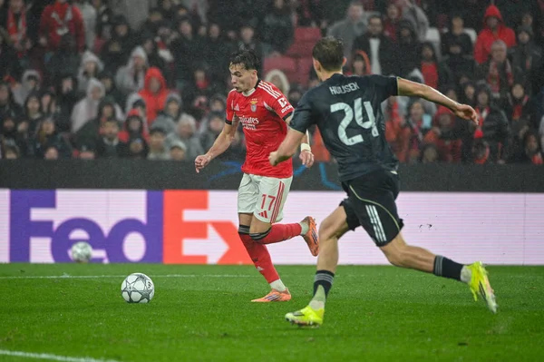 Lizbon, Portekiz. 28 Ocak 2026. Benfica maçında Lizbon 'da Estadio da Luz' da oynanan UEFA Şampiyonlar Ligi karşılaşmasında SL Benfica 'yı savunan Amar Dediç, Real Madrid' e karşı mücadele etti..