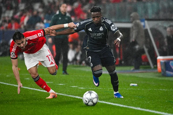 Lizbon, Portekiz. 28 Ocak 2026. Real Madrid 'den Vinicius Junior, Lizbon' da Estadio da Luz 'da oynanan UEFA Şampiyonlar Ligi' nde Real Madrid 'e karşı Benfica maçında Amar Dedifica' yı savundu..