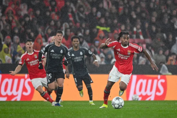 Lizbon, Portekiz. 28 Ocak 2026. SL Benfica 'nın Leandro Barreiro orta saha oyuncusu Benfica maçında Lizbon' da Estadio da Luz 'da Real Madrid' e karşı mücadele etti..