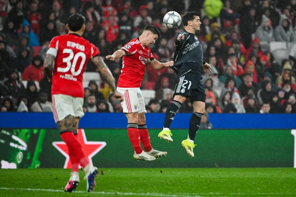 Lizbon, Portekiz. 28 Ocak 2026. Samuel Dahl, Real Madrid 'den Brahim Diaz' a karşı Lizbon 'da Estadio da Luz' daki UEFA Şampiyonlar Ligi 'nde Real Madrid karşısında düello yaptı..