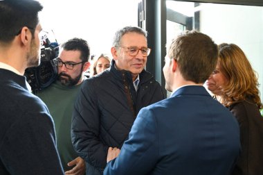 Lizbon, Portekiz. 5 Şubat 2026. Başkan adayı Antonio Jose Seguro Alvalade, Lizbon 'daki AIHub Unicorn Fabrikasını ziyaret etti. Aday, yenilik ve dijital ekonomi hakkında görüşmek üzere girişimcilerle bir araya geldi..