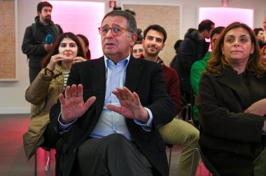 Lizbon, Portekiz. 5 Şubat 2026. Başkan adayı Antonio Jose Seguro Alvalade, Lizbon 'daki AIHub Unicorn Fabrikasını ziyaret etti. Aday, yenilik ve dijital ekonomi hakkında görüşmek üzere girişimcilerle bir araya geldi..