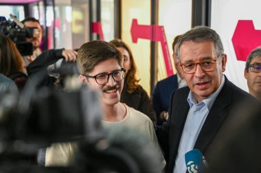 Lizbon, Portekiz. 5 Şubat 2026. Başkan adayı Antonio Jose Seguro Alvalade, Lizbon 'daki AIHub Unicorn Fabrikasını ziyaret etti. Aday, yenilik ve dijital ekonomi hakkında görüşmek üzere girişimcilerle bir araya geldi..