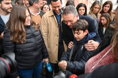 Lizbon, Portekiz. 5 Şubat 2026. Başkan adayı Antonio Jose Seguro Alvalade, Lizbon 'daki AIHub Unicorn Fabrikasını ziyaret etti. Aday, yenilik ve dijital ekonomi hakkında görüşmek üzere girişimcilerle bir araya geldi..