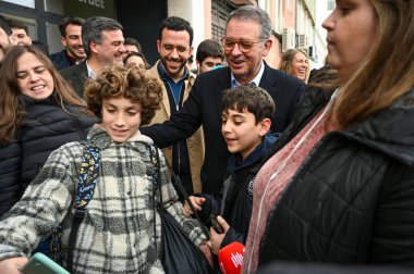 Lizbon, Portekiz. 5 Şubat 2026. Başkan adayı Antonio Jose Seguro Alvalade, Lizbon 'daki AIHub Unicorn Fabrikasını ziyaret etti. Aday, yenilik ve dijital ekonomi hakkında görüşmek üzere girişimcilerle bir araya geldi..