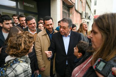 Lizbon, Portekiz. 5 Şubat 2026. Başkan adayı Antonio Jose Seguro Alvalade, Lizbon 'daki AIHub Unicorn Fabrikasını ziyaret etti. Aday, yenilik ve dijital ekonomi hakkında görüşmek üzere girişimcilerle bir araya geldi..