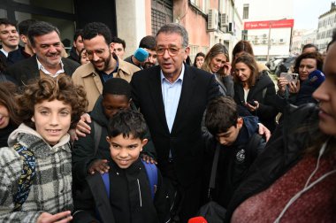 Lizbon, Portekiz. 5 Şubat 2026. Başkan adayı Antonio Jose Seguro Alvalade, Lizbon 'daki AIHub Unicorn Fabrikasını ziyaret etti. Aday, yenilik ve dijital ekonomi hakkında görüşmek üzere girişimcilerle bir araya geldi..