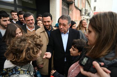 Lizbon, Portekiz. 5 Şubat 2026. Başkan adayı Antonio Jose Seguro Alvalade, Lizbon 'daki AIHub Unicorn Fabrikasını ziyaret etti. Aday, yenilik ve dijital ekonomi hakkında görüşmek üzere girişimcilerle bir araya geldi..