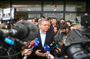 Lizbon, Portekiz. 5 Şubat 2026. Başkan adayı Antonio Jose Seguro Alvalade, Lizbon 'daki AIHub Unicorn Fabrikasını ziyaret etti. Aday, yenilik ve dijital ekonomi hakkında görüşmek üzere girişimcilerle bir araya geldi..