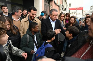 Lizbon, Portekiz. 5 Şubat 2026. Başkan adayı Antonio Jose Seguro Alvalade, Lizbon 'daki AIHub Unicorn Fabrikasını ziyaret etti. Aday, yenilik ve dijital ekonomi hakkında görüşmek üzere girişimcilerle bir araya geldi..