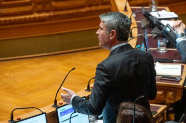 Lizbon, Portekiz. 19 Şubat 2026. Sosyalist Parti PS parlamentosu Jose Luis Carneiro, Lizbon 'daki Cumhuriyet Meclisi' nde düzenlenen iki haftalık tartışma sırasında konuştu..
