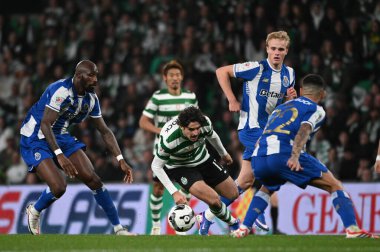 Lizbon, Portekiz. 3 Mart 2026. Sporting CP forveti Francisco Trincao, Lizbon 'daki Estadio Jose Alvalade' de oynanan Taca de Portugal yarı final maçında FC Porto karşısında faul yaptı..