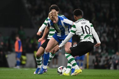 Lizbon, Portekiz. 3 Mart 2026. FC Porto takımının oyuncusu William Gomes, FC Porto 'nun orta saha oyuncusu Gabri Veiga' ya karşı Lizbon 'daki Estadio Jose Alvalade' de Taca de Portugal yarı finalinde FC Porto 'ya karşı oynuyor..