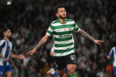 Lizbon, Portekiz. 3 Mart 2026. Sporting CP 'den Luis Suarez, Lizbon' daki Estadio Jose Alvalade 'de Portekiz' in Taca de Portekiz yarı finalinde FC Porto karşısında penaltıyla gol attı..
