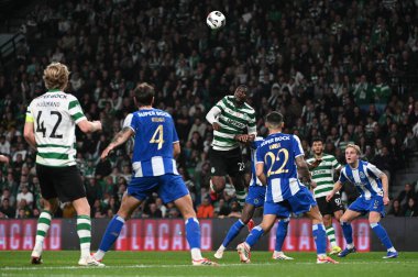 Lizbon, Portekiz. 3 Mart 2026. Sporting CP 'nin Ousmane Diomande savunucusu Lizbon' daki Estadio Jose Alvalade 'de Portekiz' in Taca de Portekiz yarı finalinde FC Porto 'ya karşı oynadığı maçta topa liderlik ediyor..