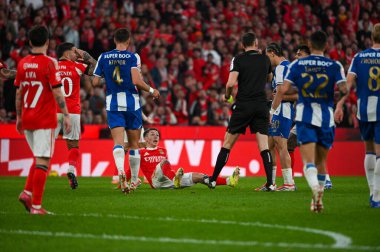 Lizbon, Portekiz. 08 Mart 2026: SL Benfica forvet oyuncusu Gianluca Prestianni Lizbon 'daki Estadio da Luz' da Liga Portekiz Betclic maçında Porto karşısında faul yaptı..