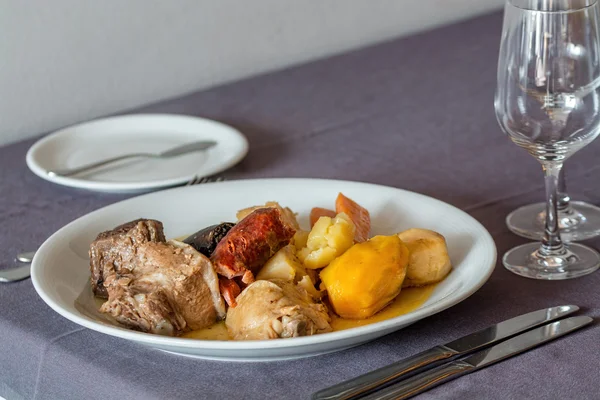 Guiso portugués, horno madeira camino de la isla — Foto de Stock