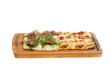 Pizza dilimleri ile iki farklı tatlar