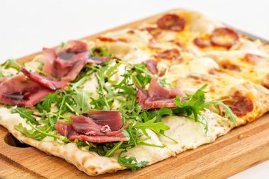 Pizza dilimleri ile iki farklı tatlar