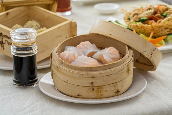 Dim sum em cesta de bambu — Fotografia de Stock