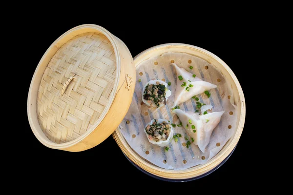 Dim Sum auf Bambuskorb — Stockfoto