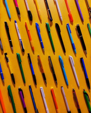 Sarı arkaplanda desen renkli kalemler 