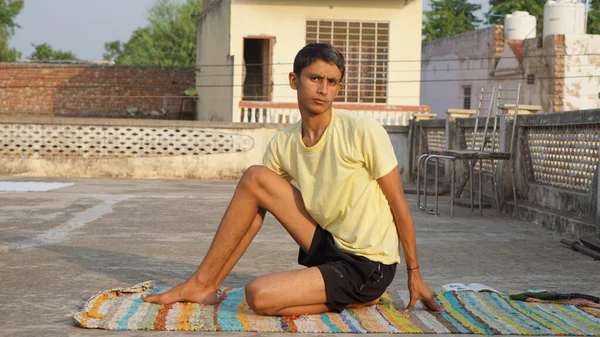 Genç adam sabahları yoga yapıyor..