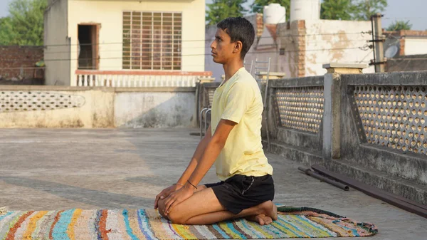 Genç adam sabahları yoga yapıyor..