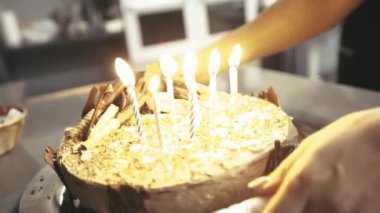 Çocuklar büyük, modern bir mutfakta profesyonel olarak yemek hazırlıyorlar.