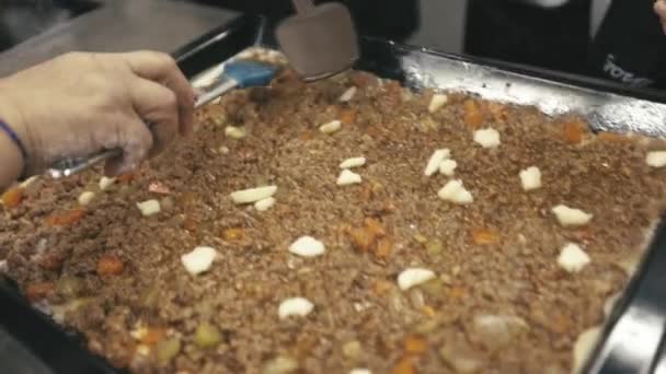 Crianças preparam comida profissionalmente em uma grande cozinha moderna — Vídeo de Stock