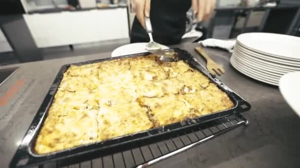 Barn lagar mat professionellt i ett stort modernt kök — Stockvideo