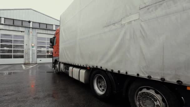 Vrachtwagen rijdt door logistiek centrum — Stockvideo