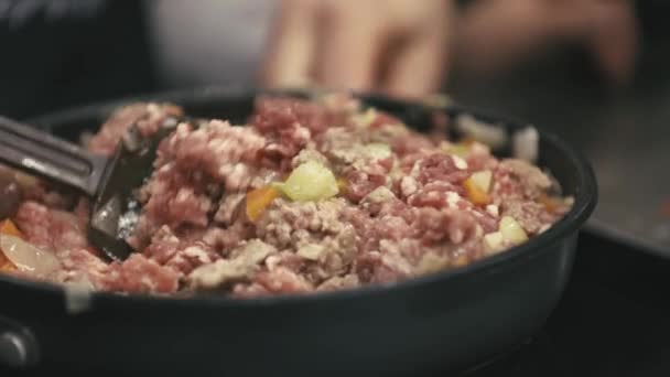 Дети профессионально готовят еду на большой современной кухне — стоковое видео