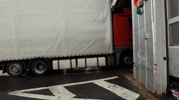 Camiones impulsados a través del centro logístico — Vídeo de stock