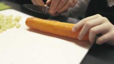 Çocuklar büyük, modern bir mutfakta profesyonel olarak yemek hazırlıyorlar.