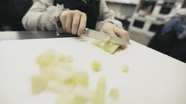 Dzieci profesjonalnie przygotowują jedzenie w dużej nowoczesnej kuchni — Wideo stockowe