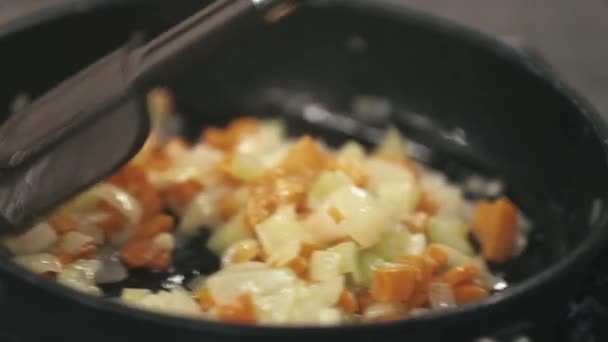 Дети профессионально готовят еду на большой современной кухне — стоковое видео
