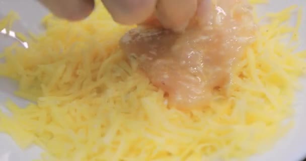 Envoltura de carne en queso — Vídeo de stock