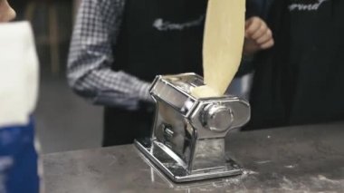 Çocuklar büyük, modern bir mutfakta profesyonel olarak yemek hazırlıyorlar.