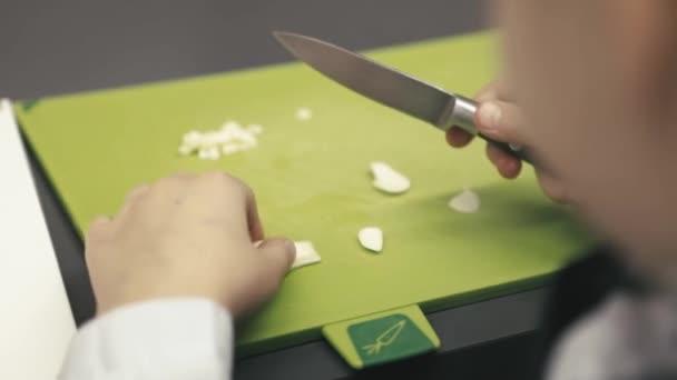 Anak-anak menyiapkan makanan secara profesional di dapur modern yang besar — Stok Video