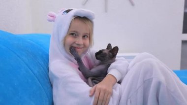 Küçük kız ve kedi sfenksi