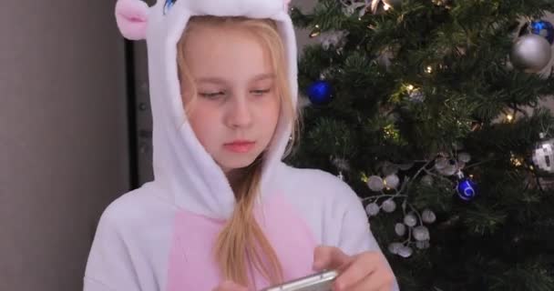 Baby pige med juletelefon – Stock-video