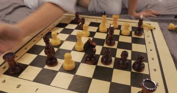Xadrez num tabuleiro de xadrez — Vídeo de Stock