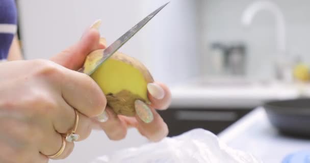 Aardappelen schoonmaken met een mes — Stockvideo
