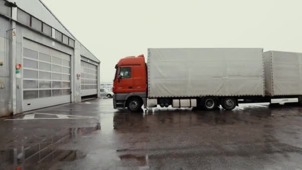 Lastbil kör genom logistikcenter — Stockvideo