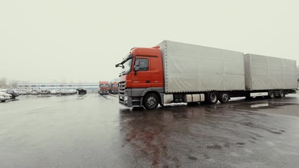 Ciężarówka przejeżdża przez centrum logistyczne — Wideo stockowe