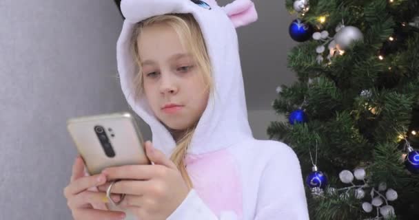 Bambina con telefono di Natale — Video Stock