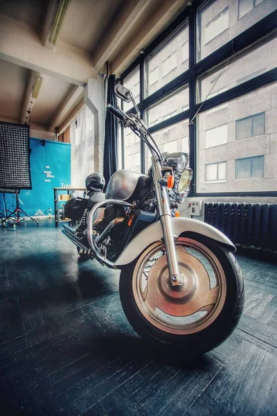 Büyük gümüş motosiklet kruvazörü.
