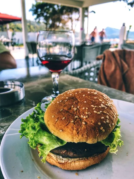 Masada büyük hamburger var.